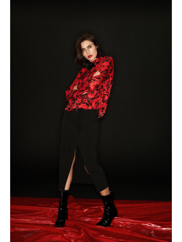 Moodo Čierna košeľa Moodo s kvetinovým vzorom a širokými rukávmi