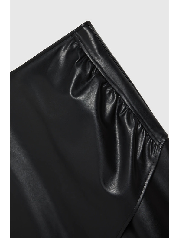 Moodo Ceruzková sukňa z ekokože čierna Moodo