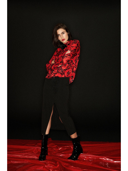 Moodo Čierna sukňa s ozdobnou ružou a rozparkom Moodo