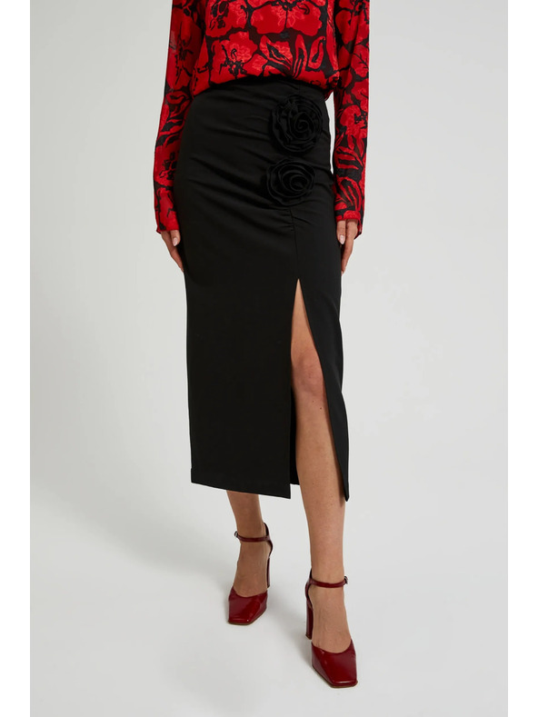 Moodo Čierna sukňa s ozdobnou ružou a rozparkom Moodo