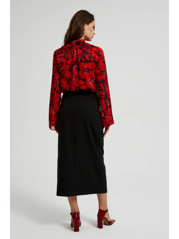 Moodo Čierna sukňa s ozdobnou ružou a rozparkom Moodo