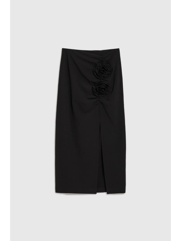 Moodo Čierna sukňa s ozdobnou ružou a rozparkom Moodo