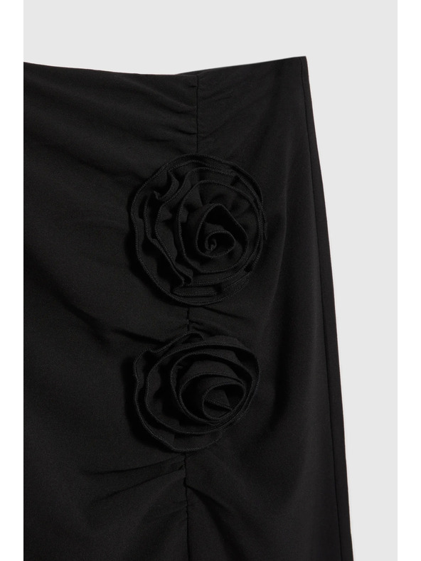 Moodo Čierna sukňa s ozdobnou ružou a rozparkom Moodo