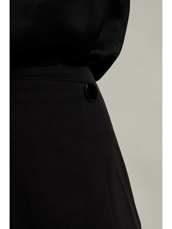 Moodo Ceruzková sukňa s ozdobným gombíkom čierna Moodo