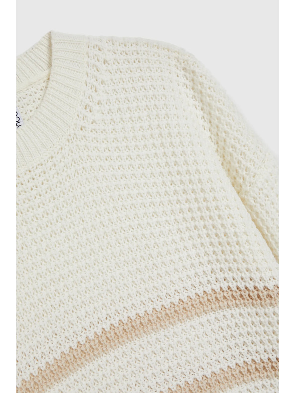 Moodo Béžový sveter s pruhmi a okrúhlym výstrihom Moodo