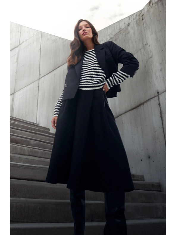 Moodo Krátky čiernobiely pruhovaný sveter Moodo