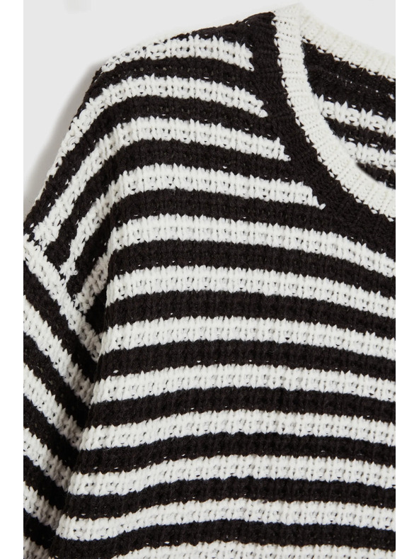 Moodo Krátky čiernobiely pruhovaný sveter Moodo