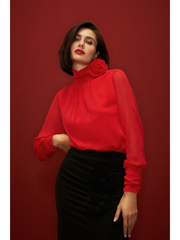 Moodo Elegantná košeľa s dekoratívnou ružou červená Moodo