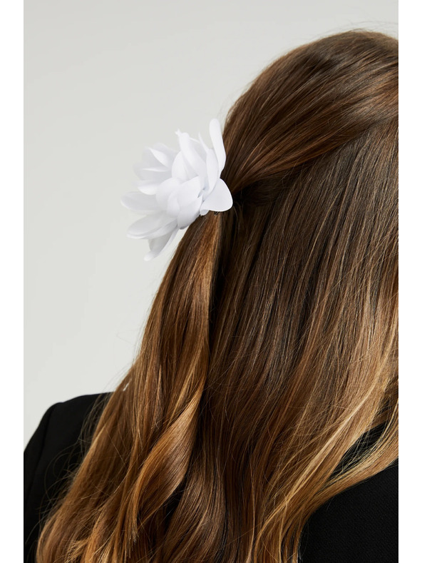 Moodo Brož s materiálovým kvetom biela Moodo