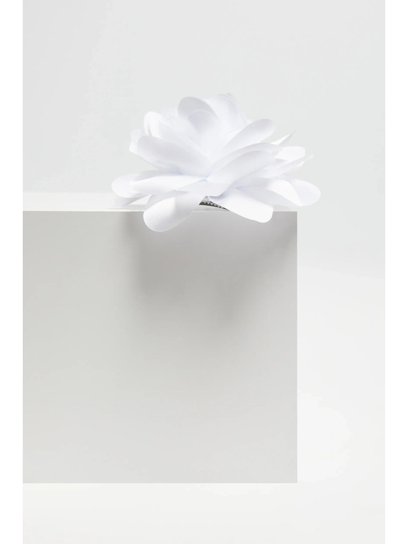 Moodo Brož s materiálovým kvetom biela Moodo