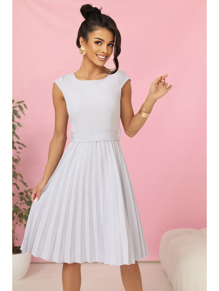 numoco LILA Plisované šaty s krátkym rukávom a pásom - šedé