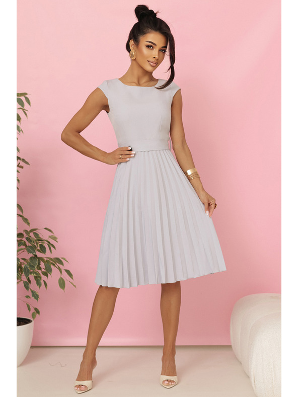 numoco LILA Plisované šaty s krátkym rukávom a pásom - šedé