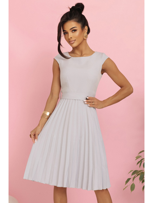 numoco LILA Plisované šaty s krátkym rukávom a pásom - šedé
