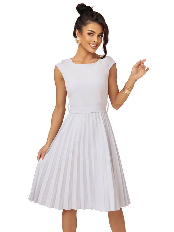 numoco LILA Plisované šaty s krátkym rukávom a pásom - šedé