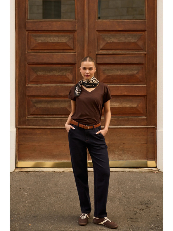 Moodo Bavlnené tričko s výstrihom do "V" hnedé Moodo