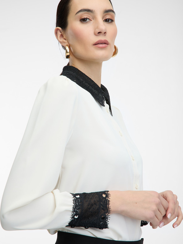 Orsay Krémová dámska košeľa s kontrastným golierom ORSAY