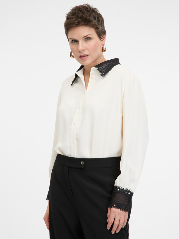 Orsay Krémová dámska košeľa s kontrastným golierom ORSAY