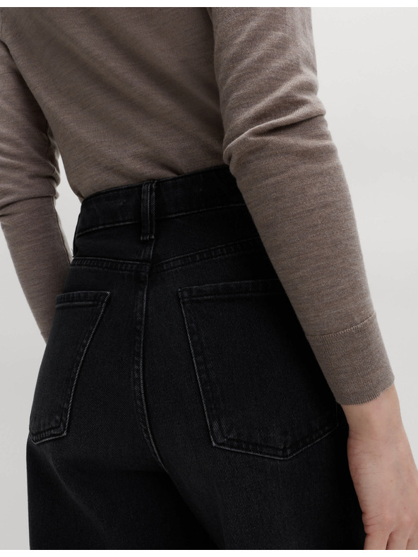 Marks & Spencer Džínsy s nohavicami mrkvového strihu ku člnkom a vysokým pásom Marks & Spencer čierna