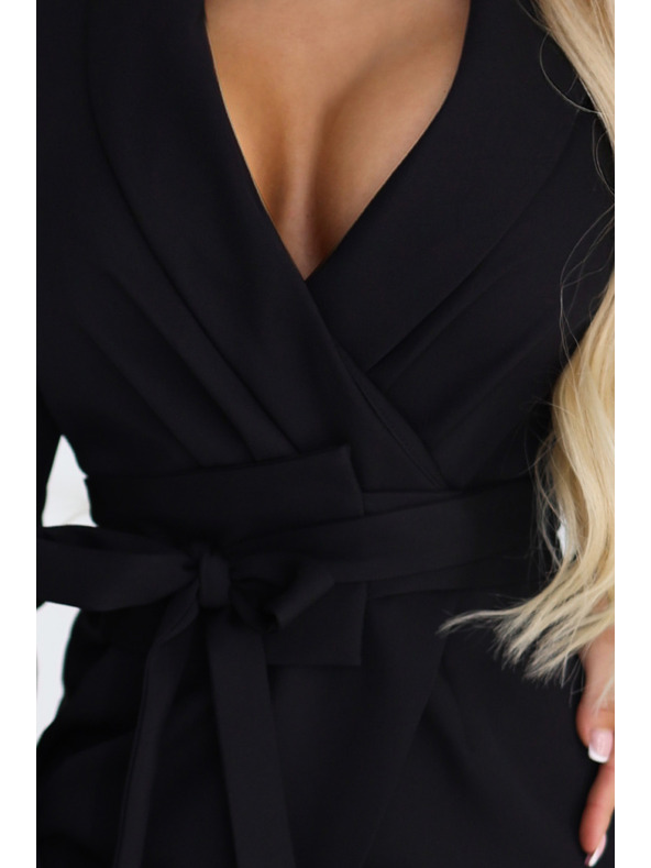 numoco Elegantné sakové šaty s páskom a asymetrickým lemom - čierne