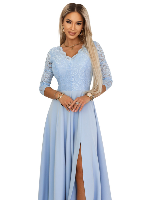 numoco AMBER Elegantné dlhé čipkované šaty s výstrihom - svetlo modré