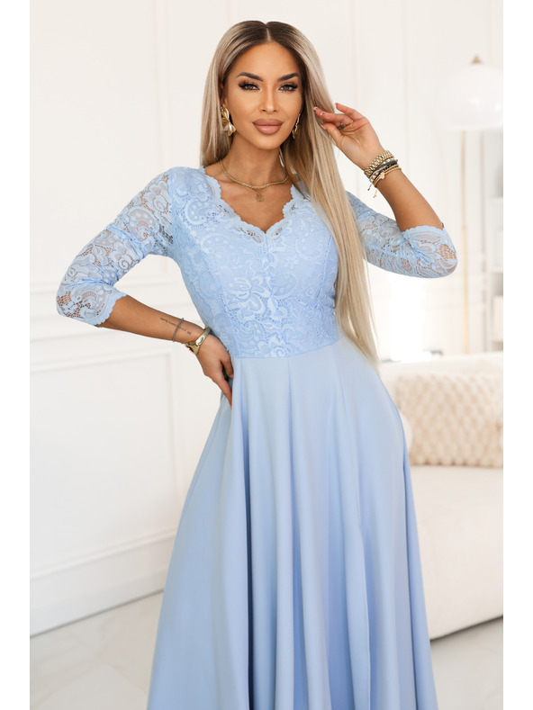 numoco AMBER Elegantné dlhé čipkované šaty s výstrihom - svetlo modré