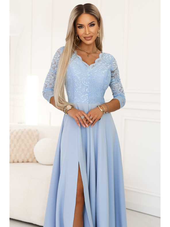 numoco AMBER Elegantné dlhé čipkované šaty s výstrihom - svetlo modré