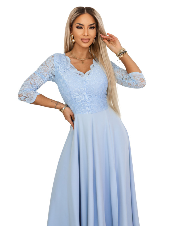 numoco AMBER Elegantné dlhé čipkované šaty s výstrihom - svetlo modré