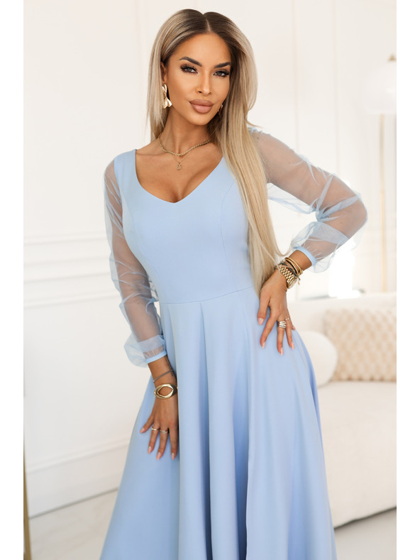 numoco LORETTA Jedinečné dlhé šaty s tylový rukávmi a výstrihom - svetlo modré