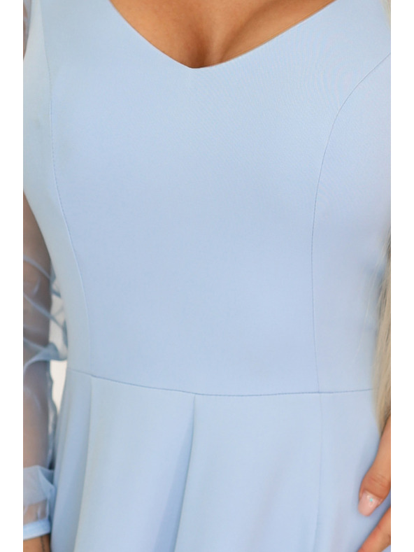 numoco LORETTA Jedinečné dlhé šaty s tylový rukávmi a výstrihom - svetlo modré