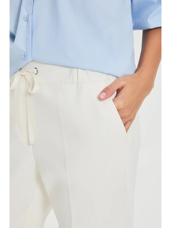 Moodo Nohavice so záhybmi biele Moodo