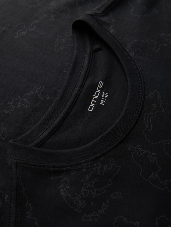 Ombre Clothing Pánske bavlnené tričko s celoplošnou potlačou a nápisom "ombre" na hrudi - čierne V1 OM-TSFP-0263 Ombre Clothing