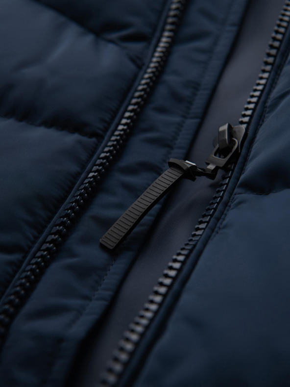 Ombre Clothing Pánska bunda s asymetrickým prešívaním a kapucňou - tmavo modrá V4 OM-JAHP-0304 Ombre Clothing