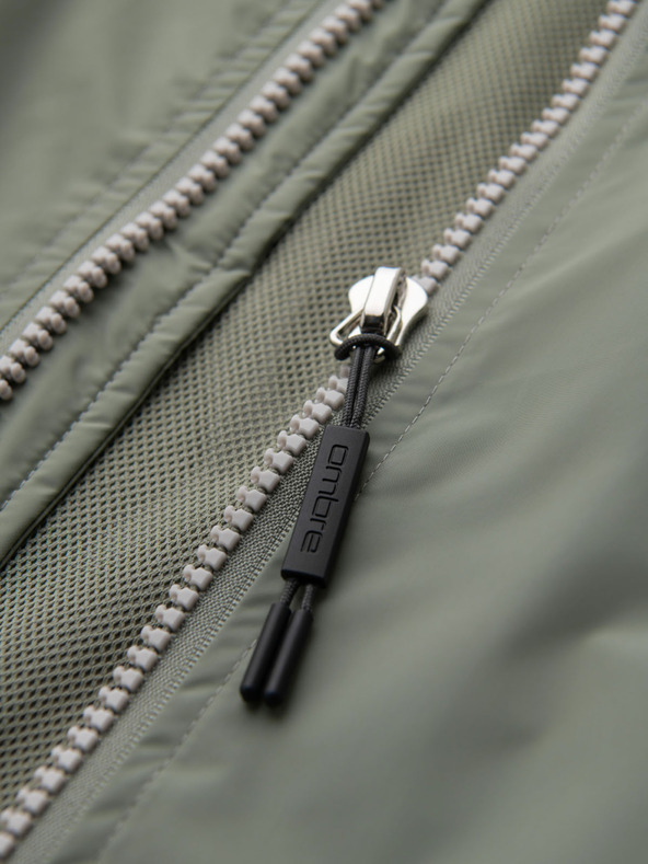 Ombre Clothing Pánska kontrastná vetrovka s kapucňou - olivovo sivá V3 OM-JANP-0228 Ombre Clothing