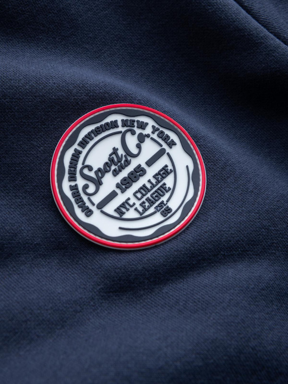 Ombre Clothing Pánska mikina s okrúhlym výstrihom a nášivkou - tmavo modrá V2 B1713 Ombre Clothing