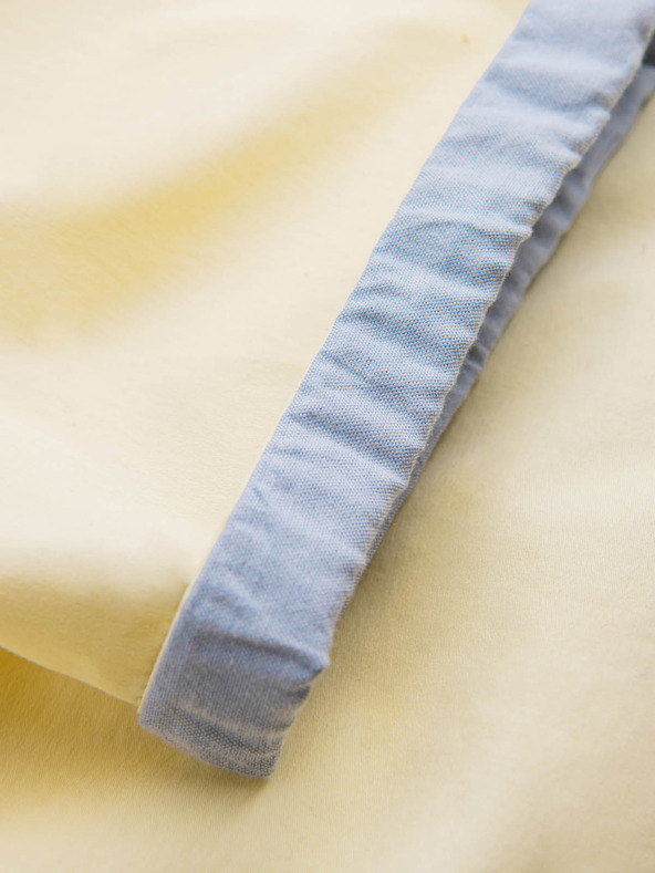 Ombre Clothing Žlté pánske chino šortky s džínsovým lemom Ombre Oblečenie