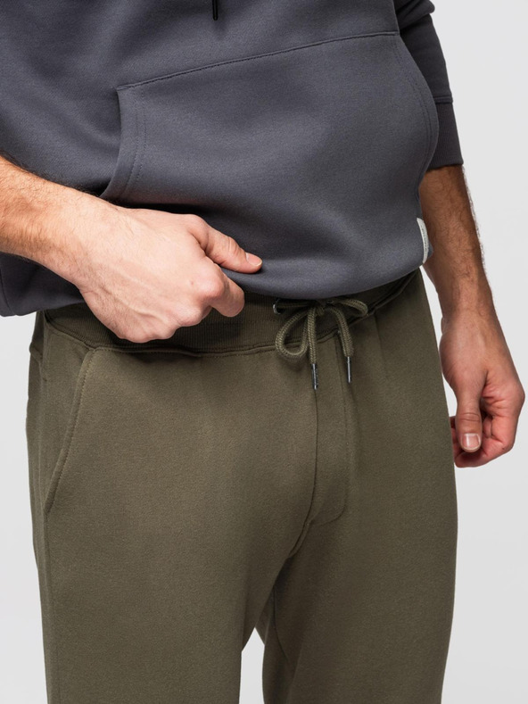 Ombre Clothing Tmavozelené pánske tepláky Ombre Oblečenie