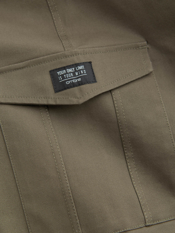 Ombre Clothing Tmavo zelené pánske cargo nohavice Ombre Oblečenie