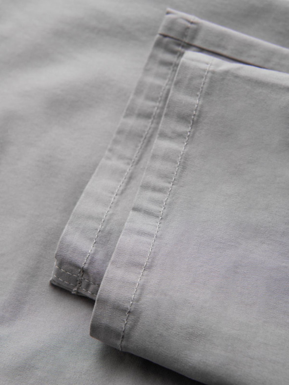 Ombre Clothing Svetlošedé pánske chino nohavice s ozdobným opaskom Ombre Clothing