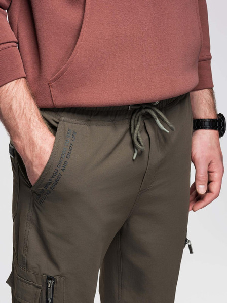 Ombre Clothing Pánske bežecké nohavice s vreckami a potlačou tmavo olivovo zelená Oblečenie Ombre