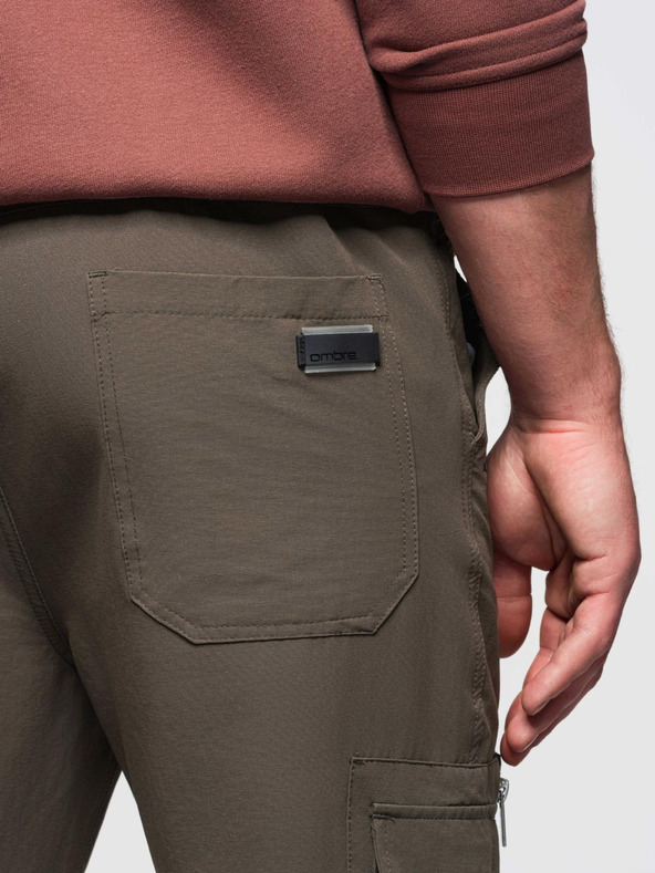 Ombre Clothing Pánske bežecké nohavice s vreckami a potlačou tmavo olivovo zelená Oblečenie Ombre