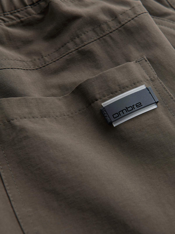 Ombre Clothing Pánske bežecké nohavice s vreckami a potlačou tmavo olivovo zelená Oblečenie Ombre