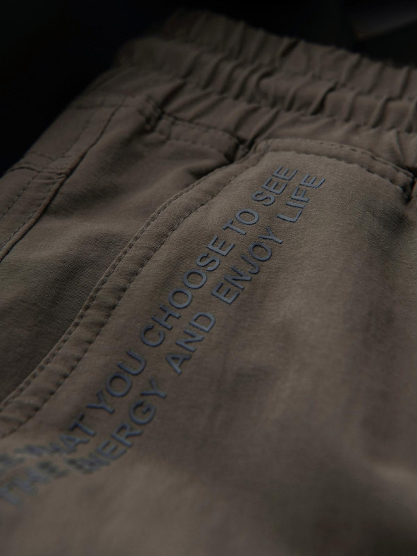 Ombre Clothing Pánske bežecké nohavice s vreckami a potlačou tmavo olivovo zelená Oblečenie Ombre