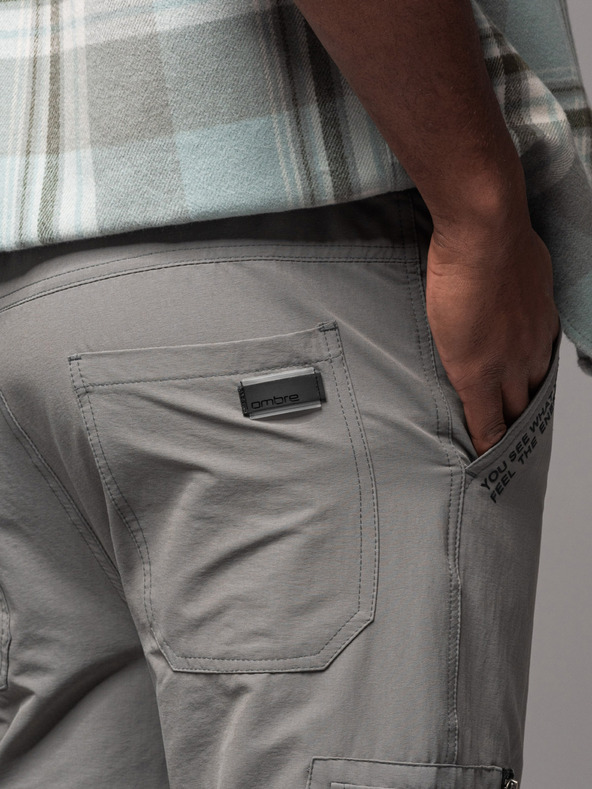 Ombre Clothing Pánske jogger nohavice s vreckami a potlačou sivá Ombre Oblečenie