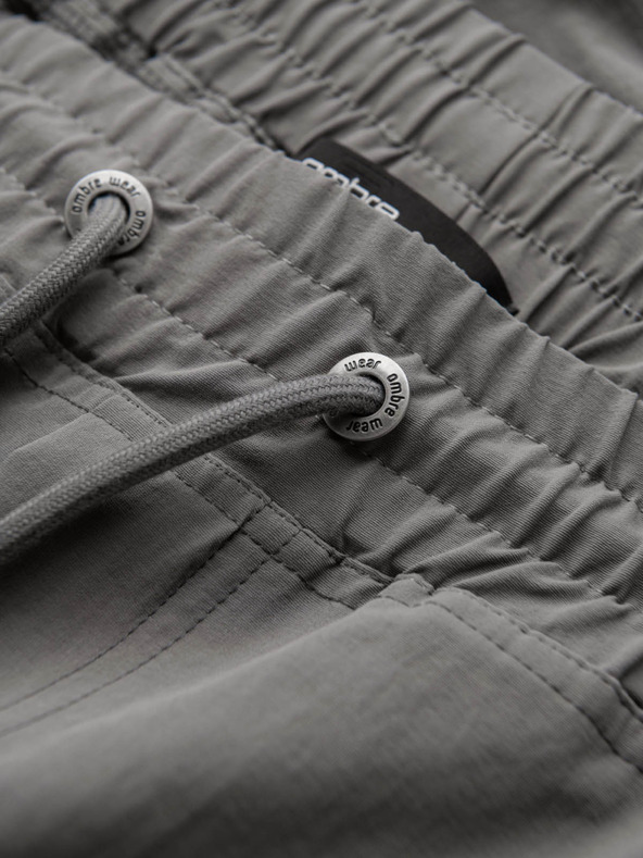 Ombre Clothing Pánske jogger nohavice s vreckami a potlačou sivá Ombre Oblečenie