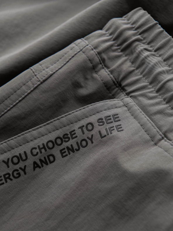 Ombre Clothing Pánske jogger nohavice s vreckami a potlačou sivá Ombre Oblečenie