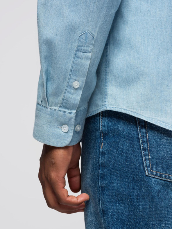 Ombre Clothing Pánska džínsová košeľa s vyšívaným vreckom - svetlomodrá Ombre Clothing