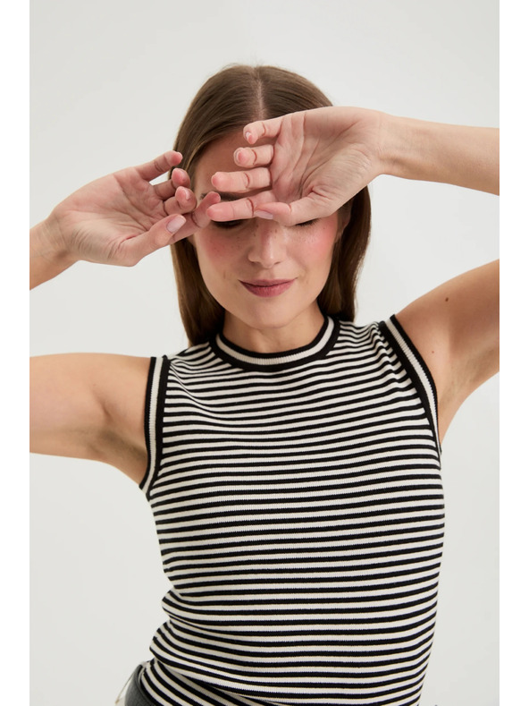 Moodo Top v pruhoch bielo-čierny Moodo