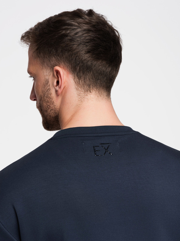 Ombre Clothing Pánska mikina s lesklým potlačou na hrudi - tmavo modrá V4 OM-SNBC-0199 Ombre Clothing