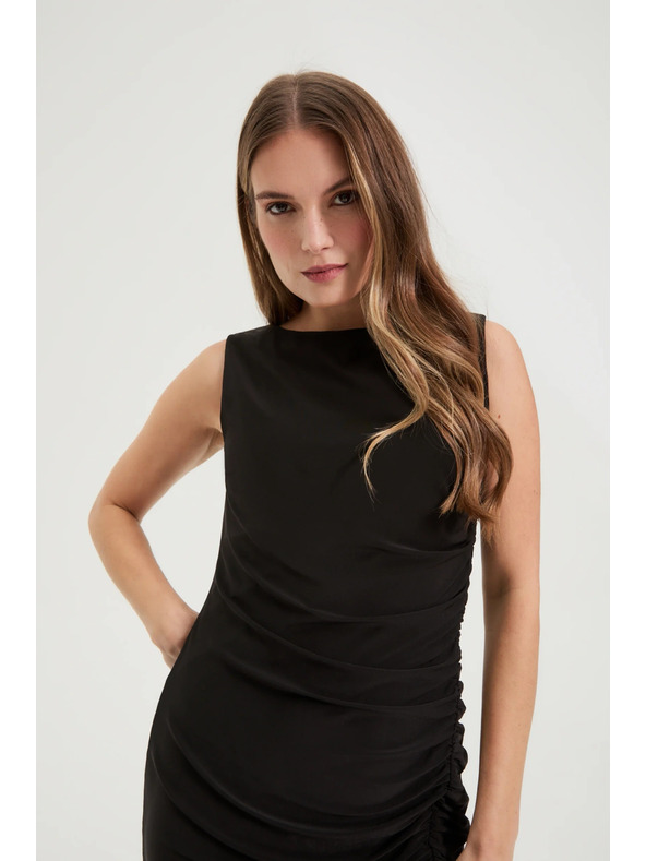 Moodo Priľahlé šaty so skladmi čierne Moodo