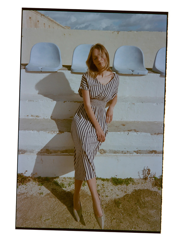 Moodo Šaty z viskózy v pruhoch tmavo modré Moodo